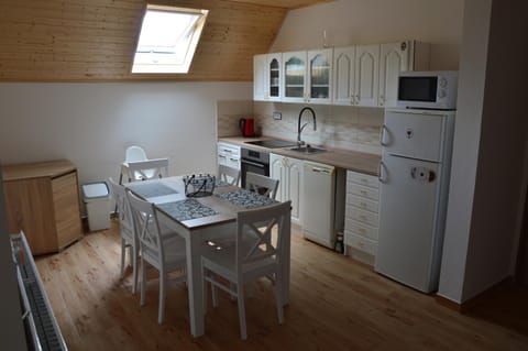 Kitchen or kitchenette, Dining area, Communal kitchen