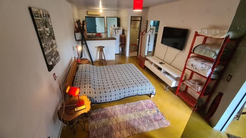 Bed, TV and multimedia, Photo of the whole room, Bedroom