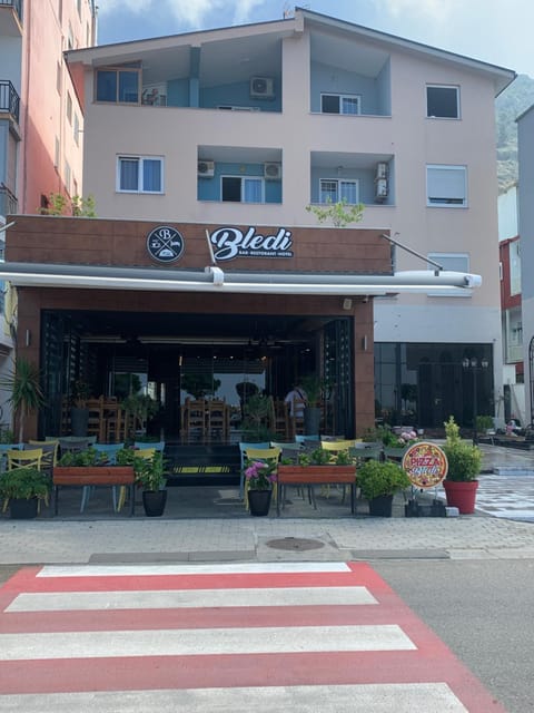 Property building, Restaurant/places to eat, Facade/entrance, Breakfast