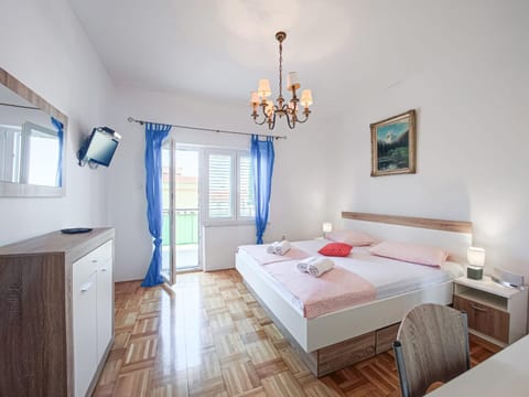 Bed, TV and multimedia, Balcony/Terrace, Photo of the whole room, Bedroom, wardrobe