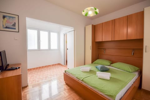 Bed, Bathroom, TV and multimedia, Photo of the whole room, Bedroom, towels