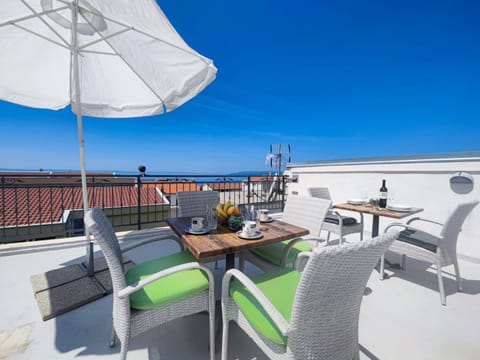 BBQ facilities, View (from property/room), Balcony/Terrace, Dining area, Sea view, Sunset