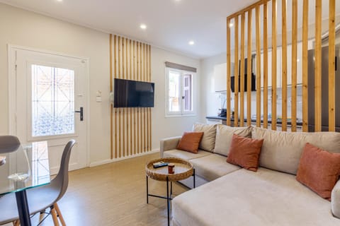 TV and multimedia, Living room, Seating area, Evening entertainment