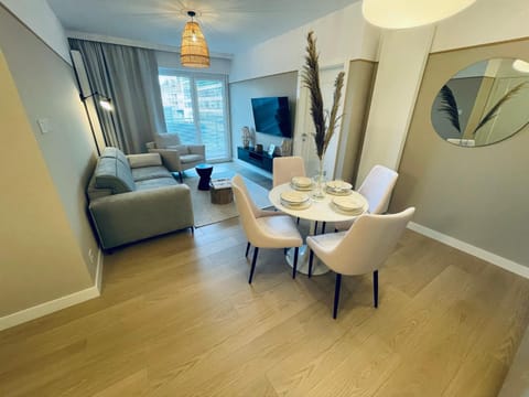 Communal lounge/ TV room, TV and multimedia, Balcony/Terrace, Living room, Photo of the whole room, Dining area, Food, Breakfast, Family, locker