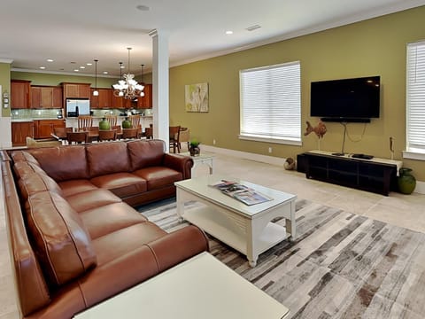 TV and multimedia, Kitchen or kitchenette, Living room, Seating area, Dining area, furniture
