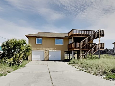 Property building, Facade/entrance, Balcony/Terrace, Parking