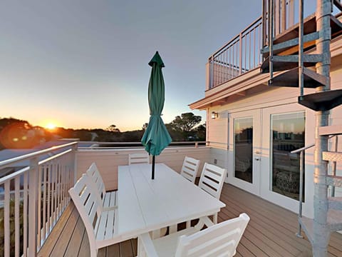 Property building, Natural landscape, Balcony/Terrace, Sunset