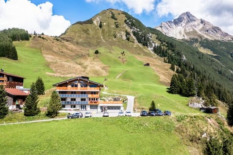 Property building, Neighbourhood, Natural landscape, Mountain view, Parking