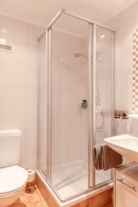 Shower, Toilet, Bathroom, towels