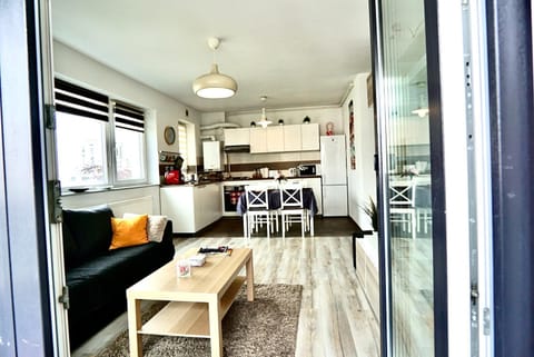 Property building, Day, Balcony/Terrace, Location