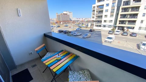 Property building, Day, Balcony/Terrace, Location