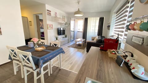 TV and multimedia, Living room, Seating area, Dining area