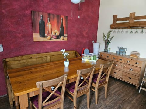 Seating area, Dining area