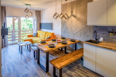 TV and multimedia, Balcony/Terrace, Kitchen or kitchenette, Living room, Decorative detail, Seating area, Dining area, Family, heating