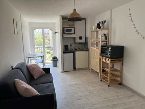 Coffee/tea facilities, Kitchen or kitchenette, Living room, Seating area, Dining area, oven, stove, toaster