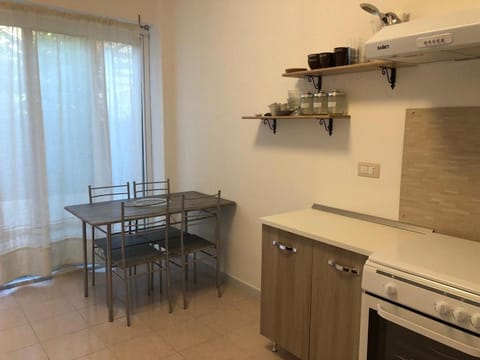 Kitchen or kitchenette, Dining area, stove