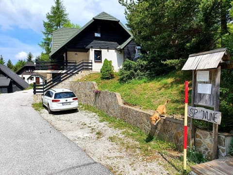 Property building, Day, Neighbourhood, Street view, Parking