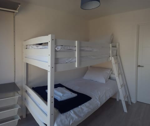 Bedroom, bunk bed