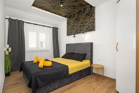 Bed, Bedroom, towels