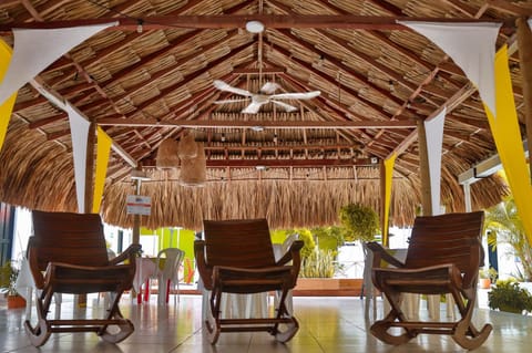 Restaurant/places to eat, Living room, Seating area