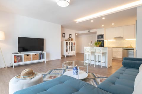 TV and multimedia, Kitchen or kitchenette, Living room, Seating area, Dining area