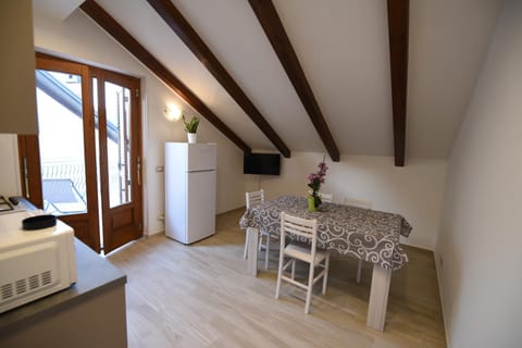 Photo of the whole room, Dining area