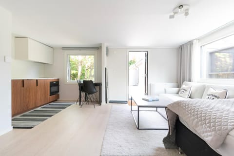 Kitchen or kitchenette, Living room, Seating area, Dining area