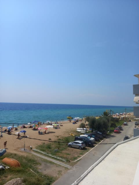 Breeze Lux Apartment Halkidiki -Beachfront - Listen Piano & the waves House in Halkidiki