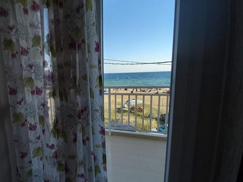 Breeze Lux Apartment Halkidiki -Beachfront - Listen Piano & the waves House in Halkidiki