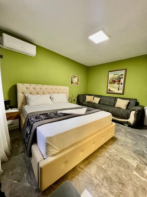 Bed, TV and multimedia, Living room, Photo of the whole room, Seating area, Bedroom, air conditioner