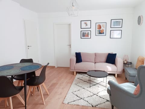 Appartement cosy dans une maison calme et parking gratuit avec borne Apartment in Illkirch-Graffenstaden