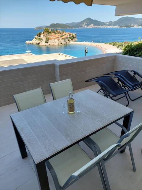 View (from property/room), Balcony/Terrace, Seating area, Sea view, sunbed