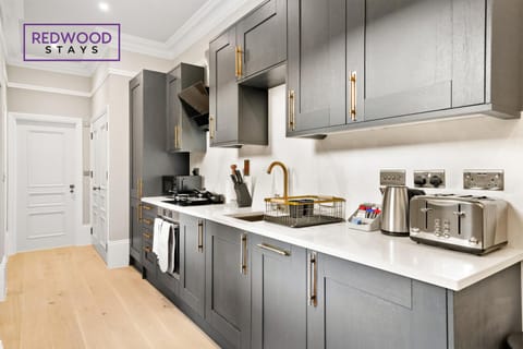 Kitchen or kitchenette, minibar, oven, pet friendly, stove, toaster, kitchen