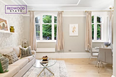 View (from property/room), Living room, Decorative detail, Seating area, Dining area, Garden view, internet