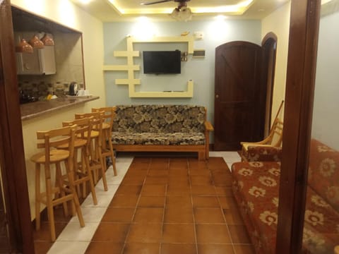 TV and multimedia, Kitchen or kitchenette, Living room, Seating area, Dining area