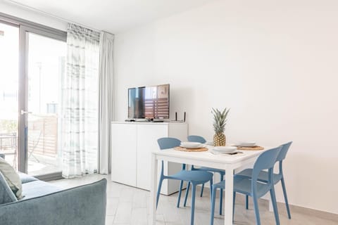 TV and multimedia, Living room, Seating area, Dining area