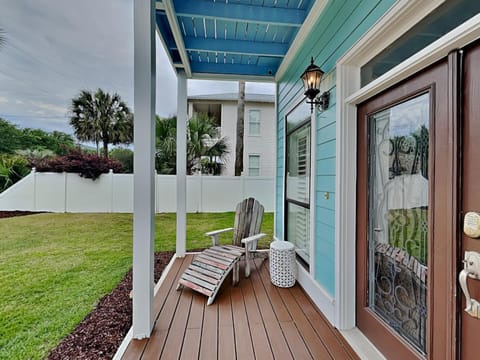 Property building, Patio, Facade/entrance, Garden, Seating area