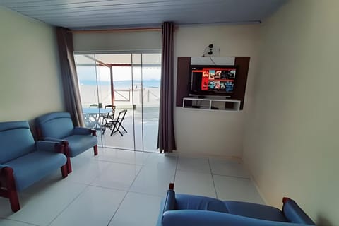 Communal lounge/ TV room, TV and multimedia, Living room, Seating area, Mountain view, Sea view