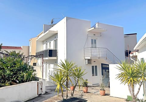 Property building, Patio, Facade/entrance, Day, Balcony/Terrace, Location