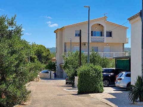 Property building, Patio, Day, Neighbourhood, Street view, Location, Parking