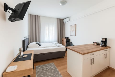 Bed, Dining area, internet