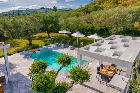 Patio, Spring, Day, Natural landscape, Garden, Garden, Garden view, Mountain view, Pool view, Swimming pool, Swimming pool, sunbed