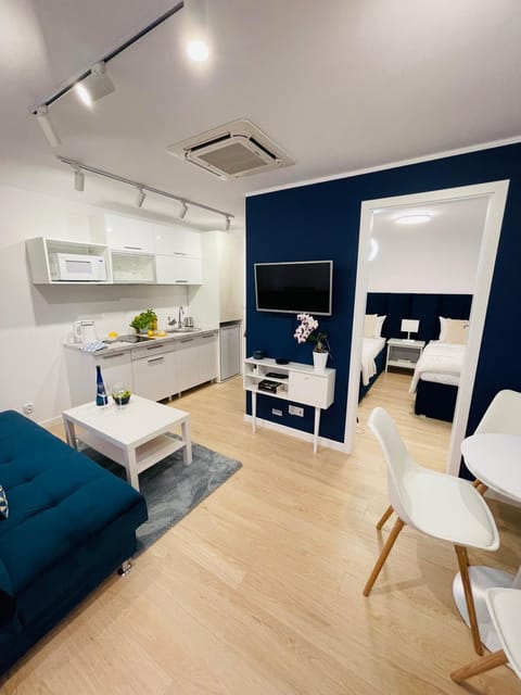Communal lounge/ TV room, Bed, TV and multimedia, Kitchen or kitchenette, Living room, Photo of the whole room, Seating area, Dining area, Bedroom, hair dresser, minibar, air conditioner