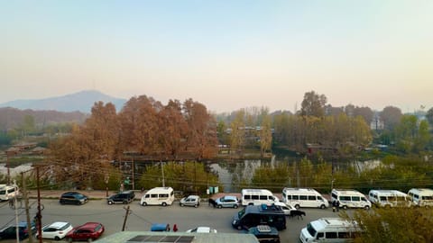 Balcony/Terrace, Mountain view, Location