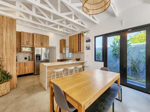 Kitchen or kitchenette, Seating area, Dining area, minibar, pet friendly, stove, toaster