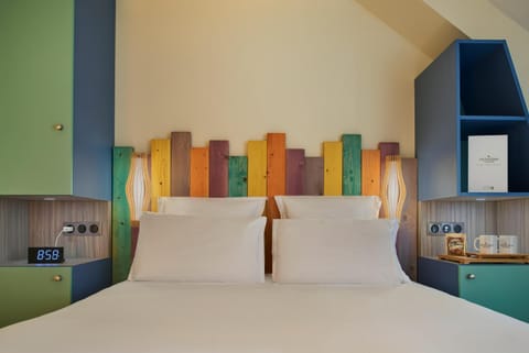 Bed, Photo of the whole room