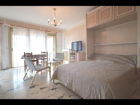 TV and multimedia, Living room, Seating area, Bedroom