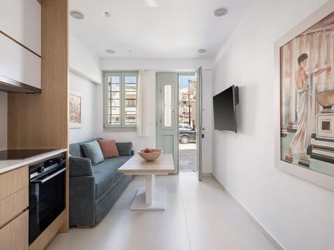 Facade/entrance, TV and multimedia, Living room, Seating area