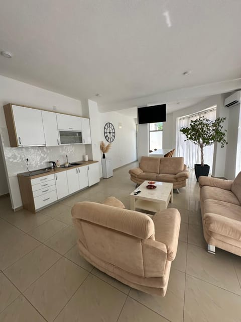 TV and multimedia, Kitchen or kitchenette, Living room, Dining area