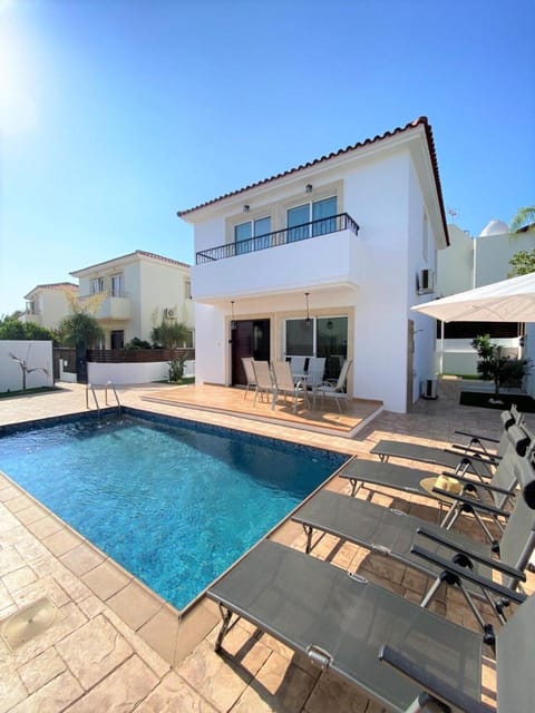 Property building, Day, Pool view, Swimming pool